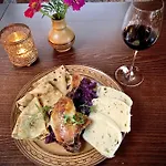 Maria & Restaurant ゲストハウス